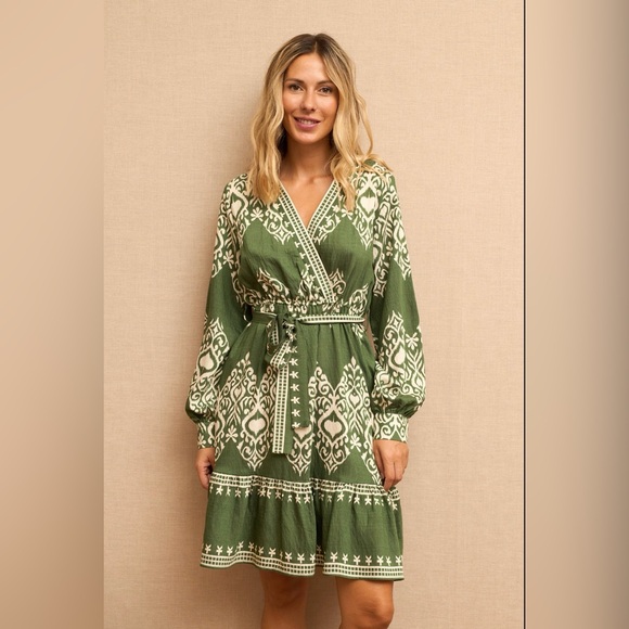 Dresses & Skirts - NWT Camille Green Printed Long Sleeve Flowy V-Neck Dress